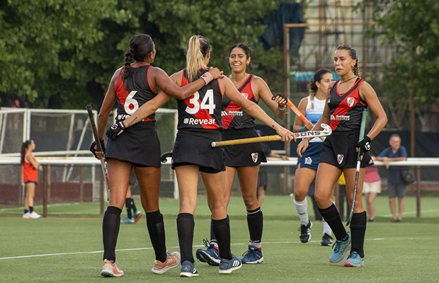 En la imagen se observa a jugadoras de hockey con camisetas de River con logo Revear