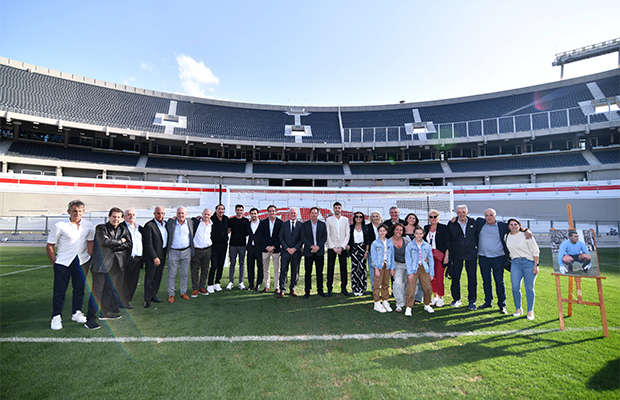 En la imagen se observa a Amadeo Carrizo, familia y directivos en el Monumental