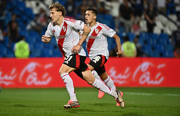 En la imagen se observa a Facundo Colidio festejando un gol y por detrás a Pablo Solari